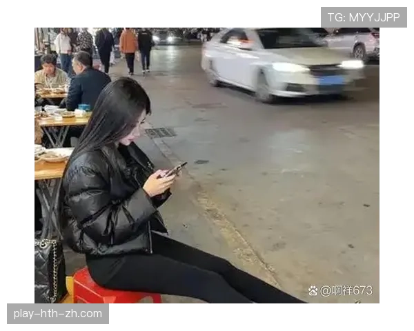 冯彦哲训练完直接瘫在场边啃香蕉，这自律和松弛感也太真实了