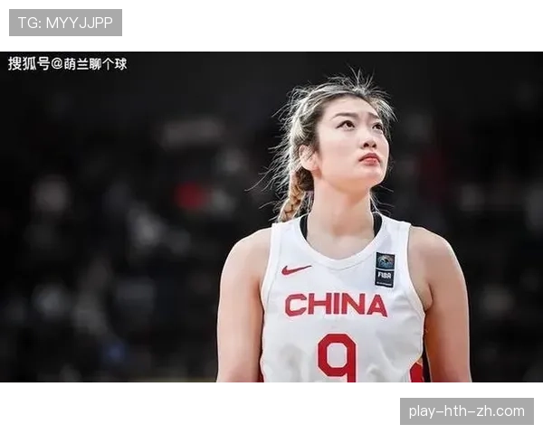 李梦训练完直接瘫在更衣室地上啃蛋白棒，这自律狠人连喘口气都算计好了